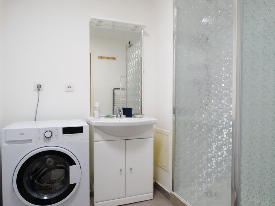 Salle d'eau avec lave linge privé