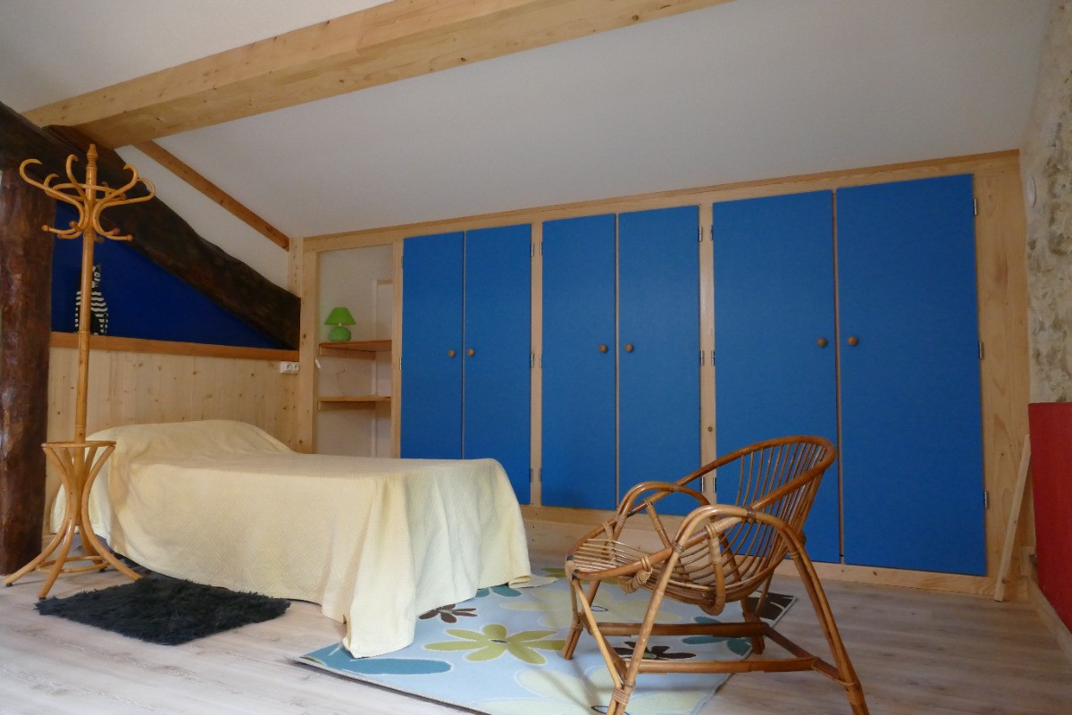 En haut de l'escalier dans la mezzanine le lit 1 personne