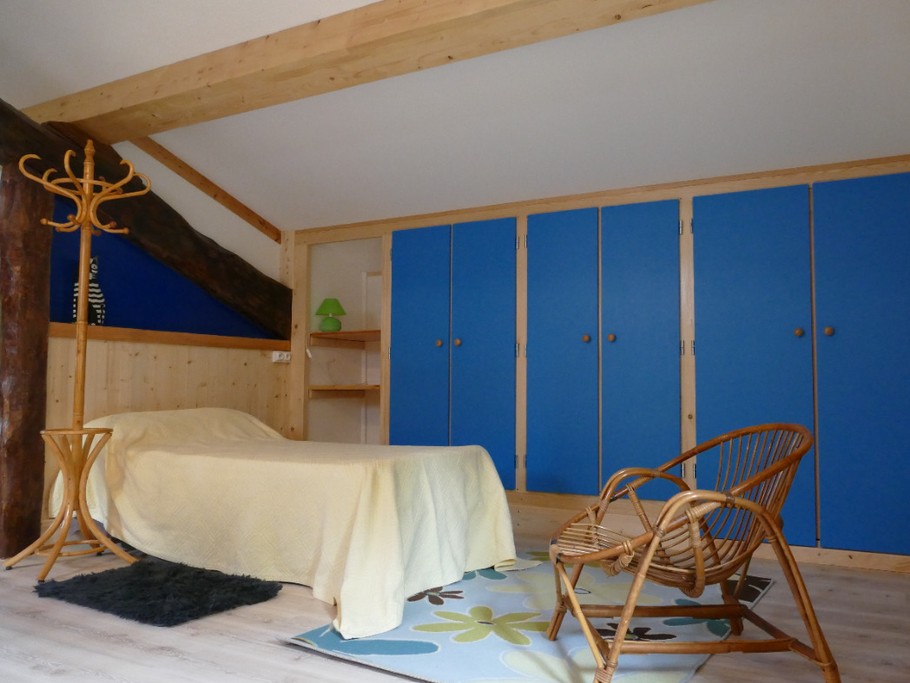 En haut de l'escalier dans la mezzanine le lit 1 personne