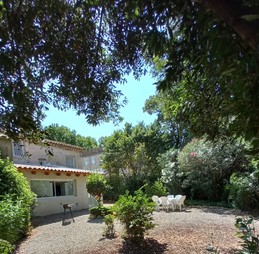 le jardin et le gîte au fond