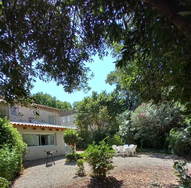 le jardin et le gîte au fond