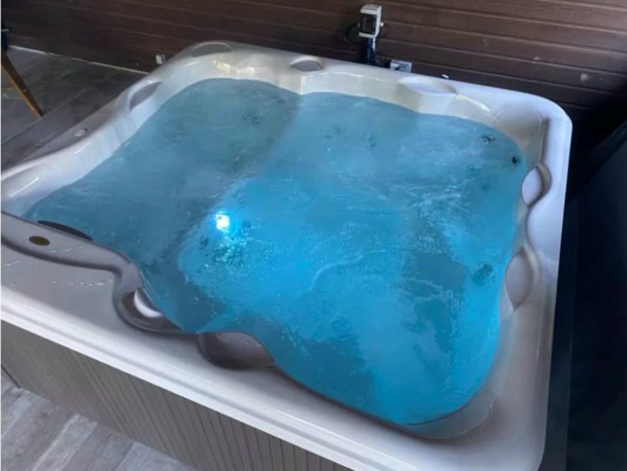 Spa privé de La Villa des Eaux Claires à Puymoyen, gîte de groupe classé 4 étoiles pour 15 à 22 personnes, près d'Angoulême