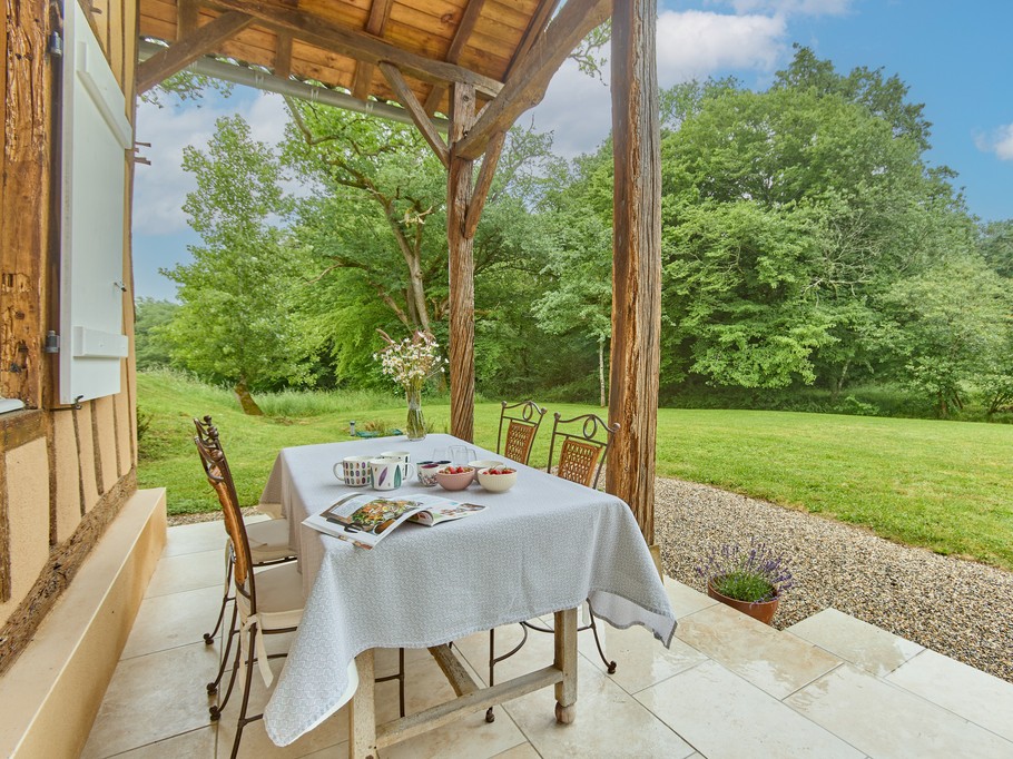 Terrace and dining area - Gîte de Peyrucolle - Labastide D'Armagnac