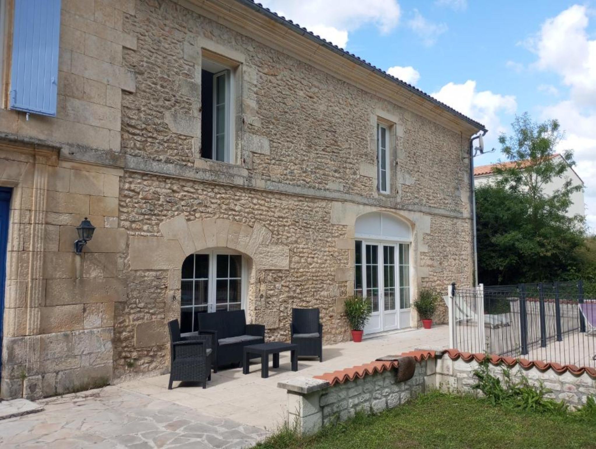 30 m² ground floor Ibiza room with 160 cm bed and sofa bed, private shower room and toilet Les Ormes de Belluire in Charente maritime near Jonzac and Pons