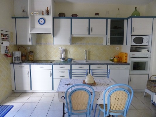 la cuisine entièrement équipée