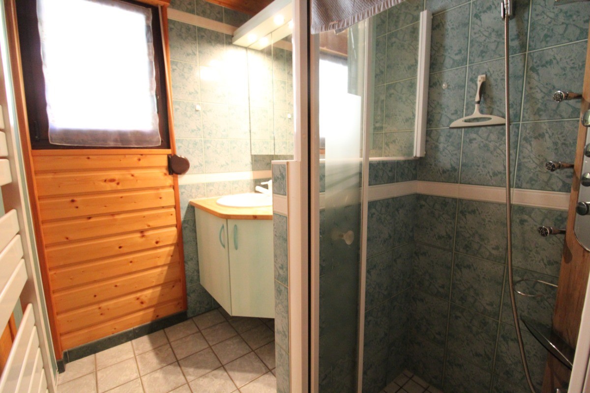 Seconde salle d'eau, douche hydro - Rouge Feigne