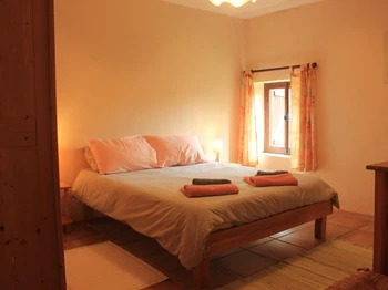 En rez-de-chaussée, la chambre double est chaleureuse