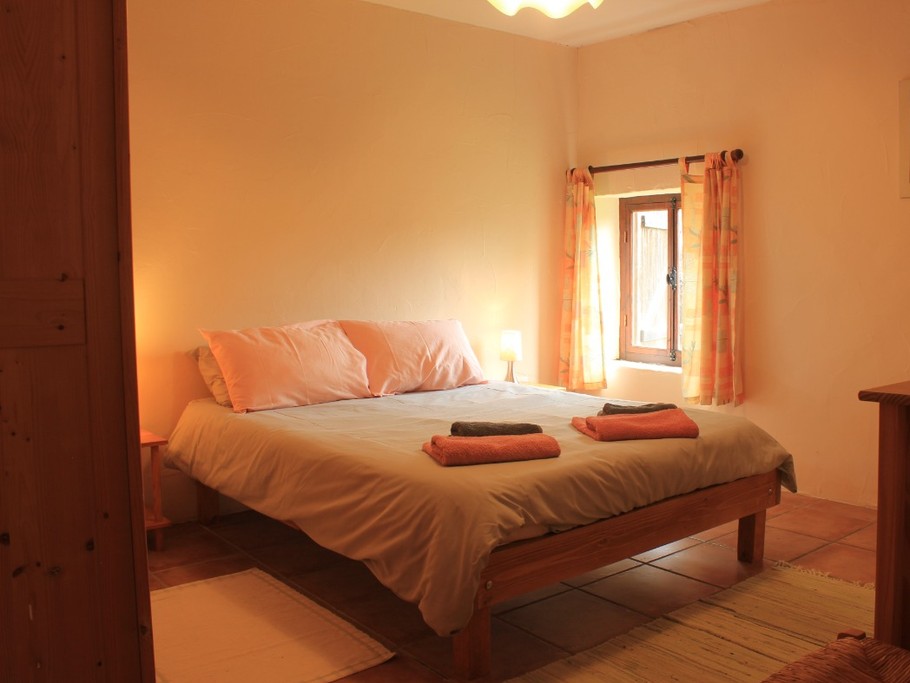 En rez-de-chaussée, la chambre double est chaleureuse