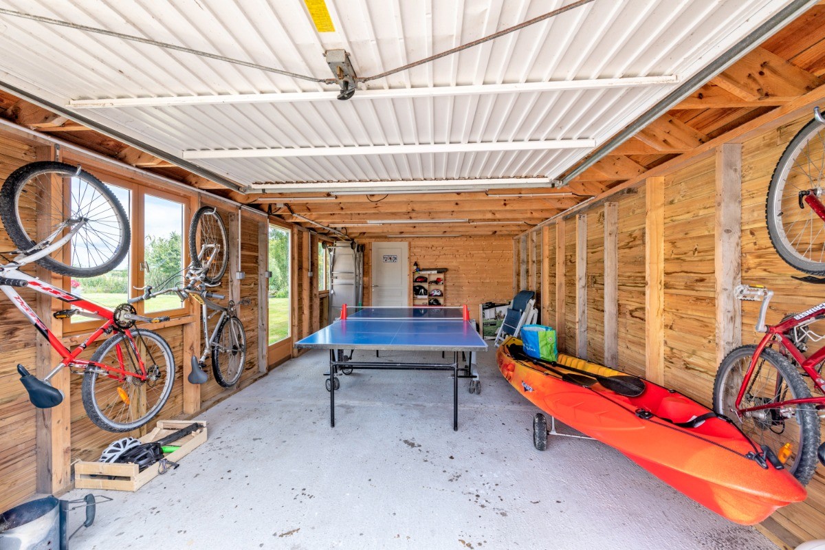 La première salle de jeux: ping-pong-canoë, vélos, paddle...)