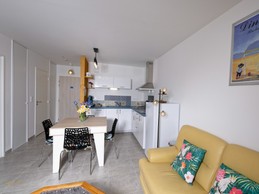 La pièce de vie avec accès au balcon