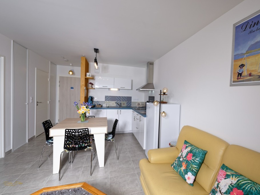 La pièce de vie avec accès au balcon