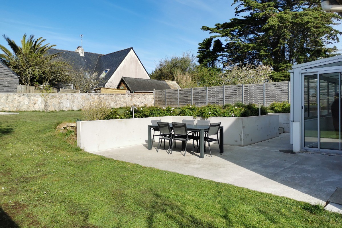 Grande terrasse à l'arrière de la maison