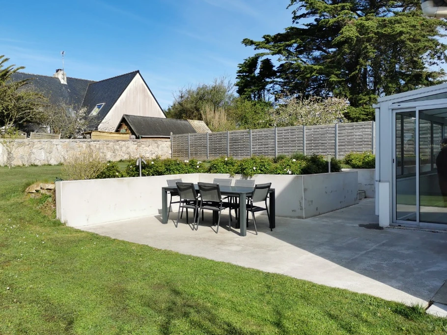 Grande terrasse à l'arrière de la maison