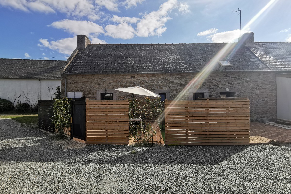 Maison en pierre rénovée avec sa terrasse aménagée et clos