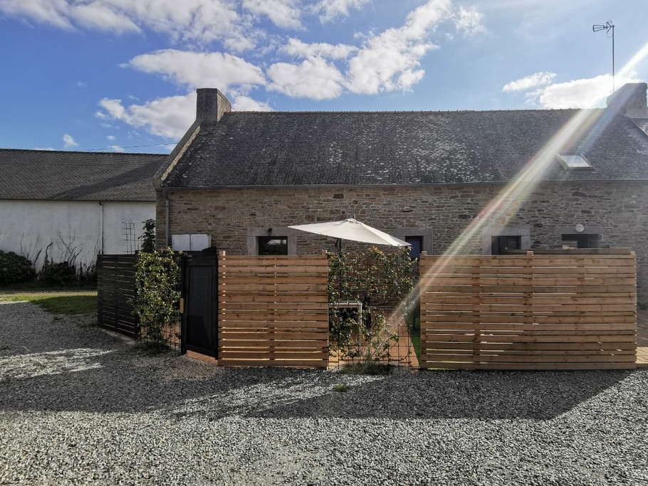 Maison en pierre rénovée avec sa terrasse aménagée et clos