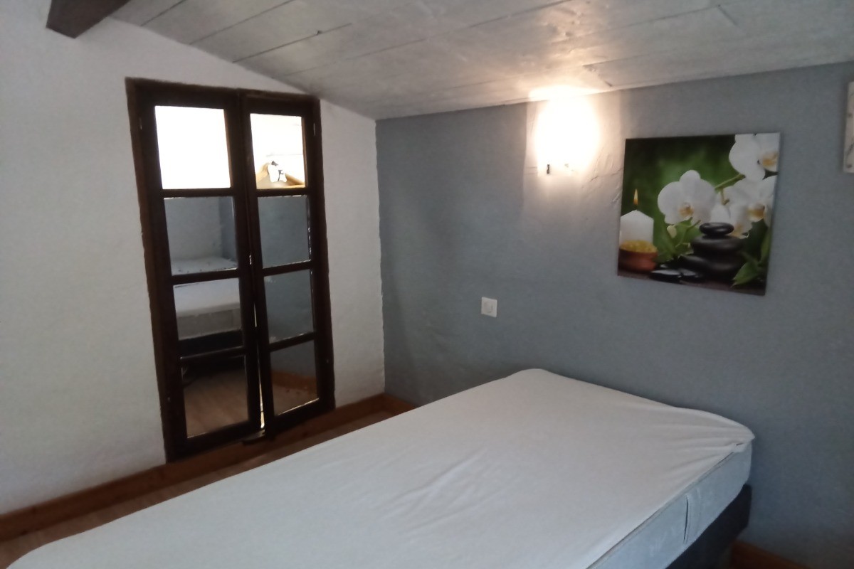 Chambre 2, La Maison de Thalia, au cœur du village (proche Sisteron, Provence)
