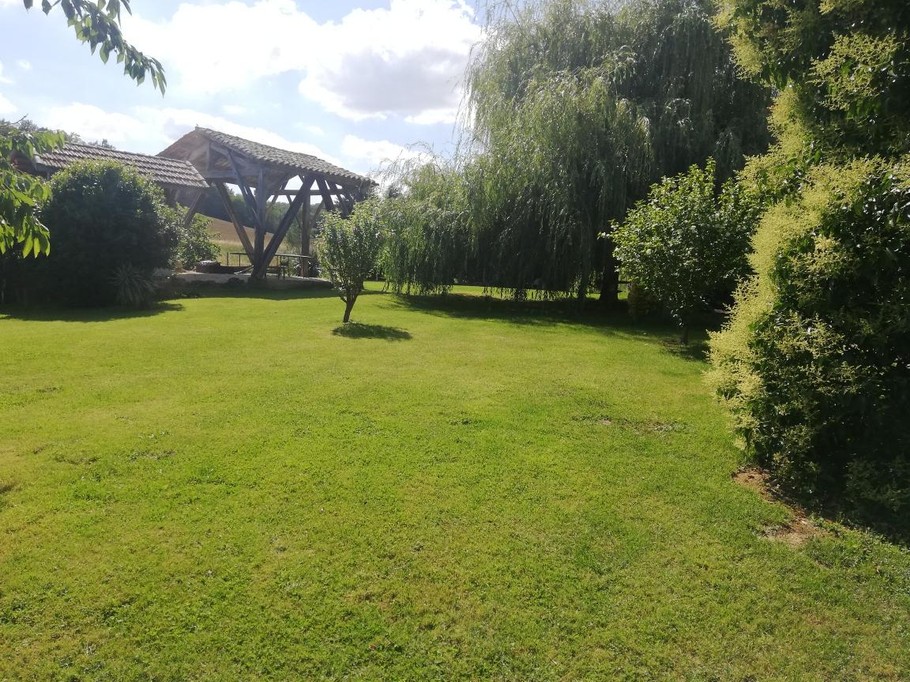 enclosed garden of the gite