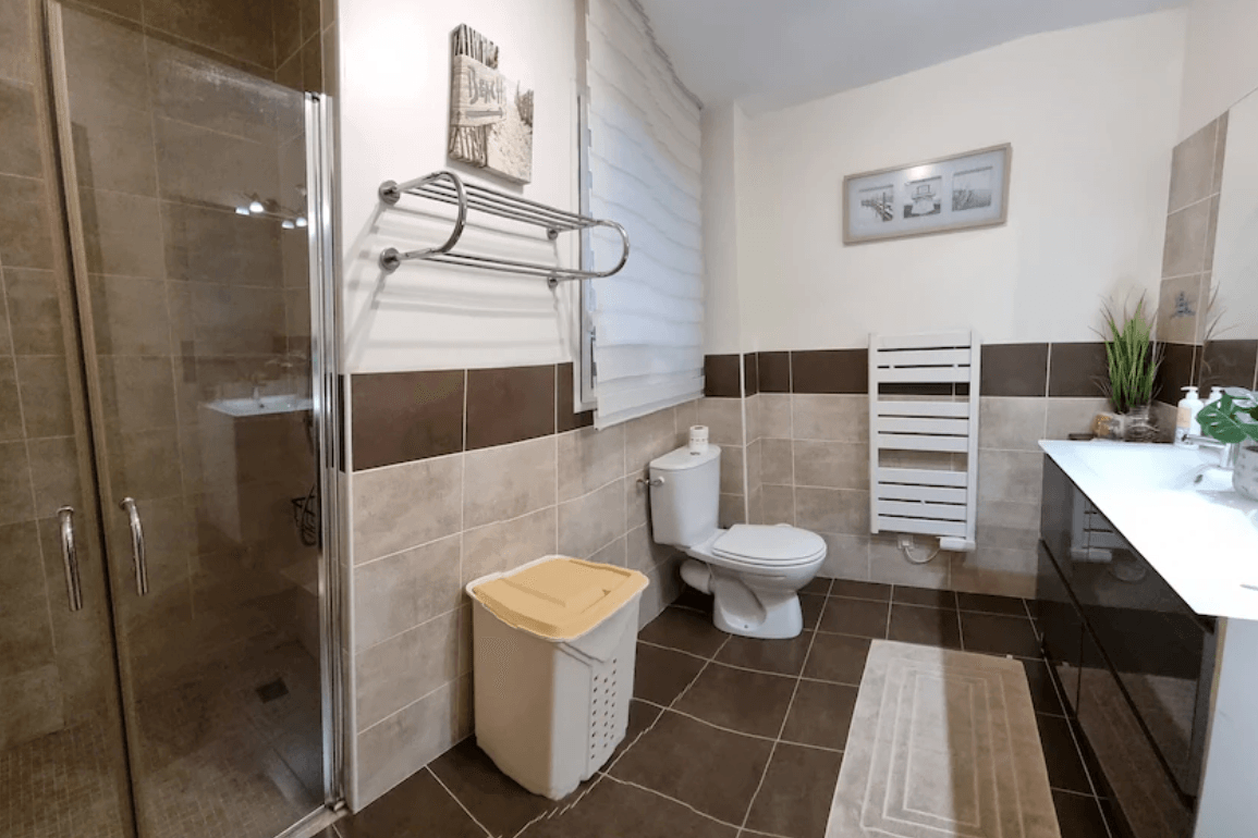 Grande salle de bain ave douche à l'italienne