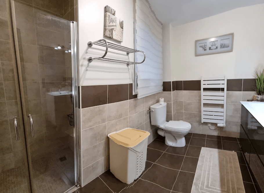 Grande salle de bain ave douche à l'italienne