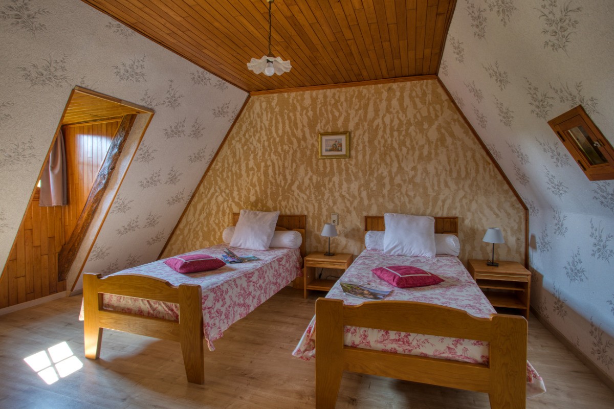 CHAMBRE A L’ÉTAGE.2 lits en 90