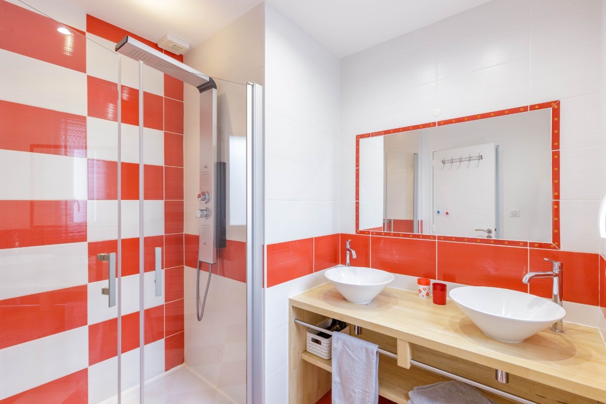 Salle de bains du haut avec douche Balnéo -2 vasques