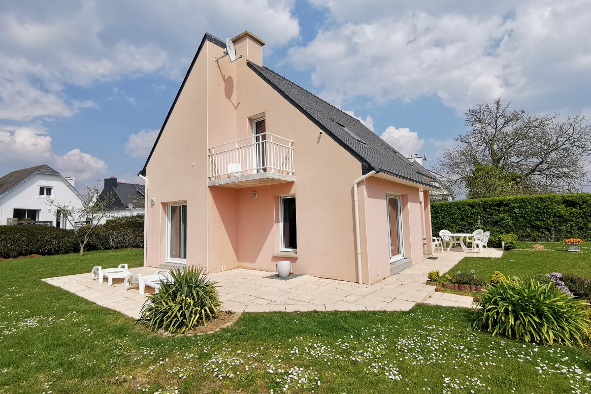 grande terrasse en façade et pignon de la maison