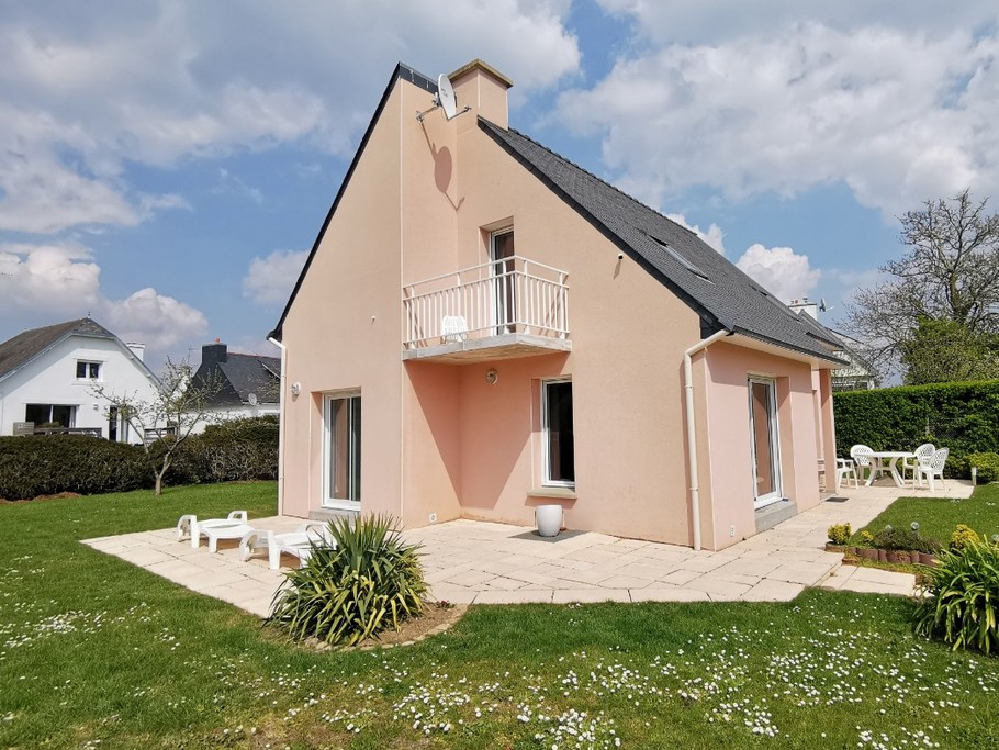 grande terrasse en façade et pignon de la maison