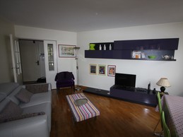 Espace salon avec vue sur l'entrée de l'appartement