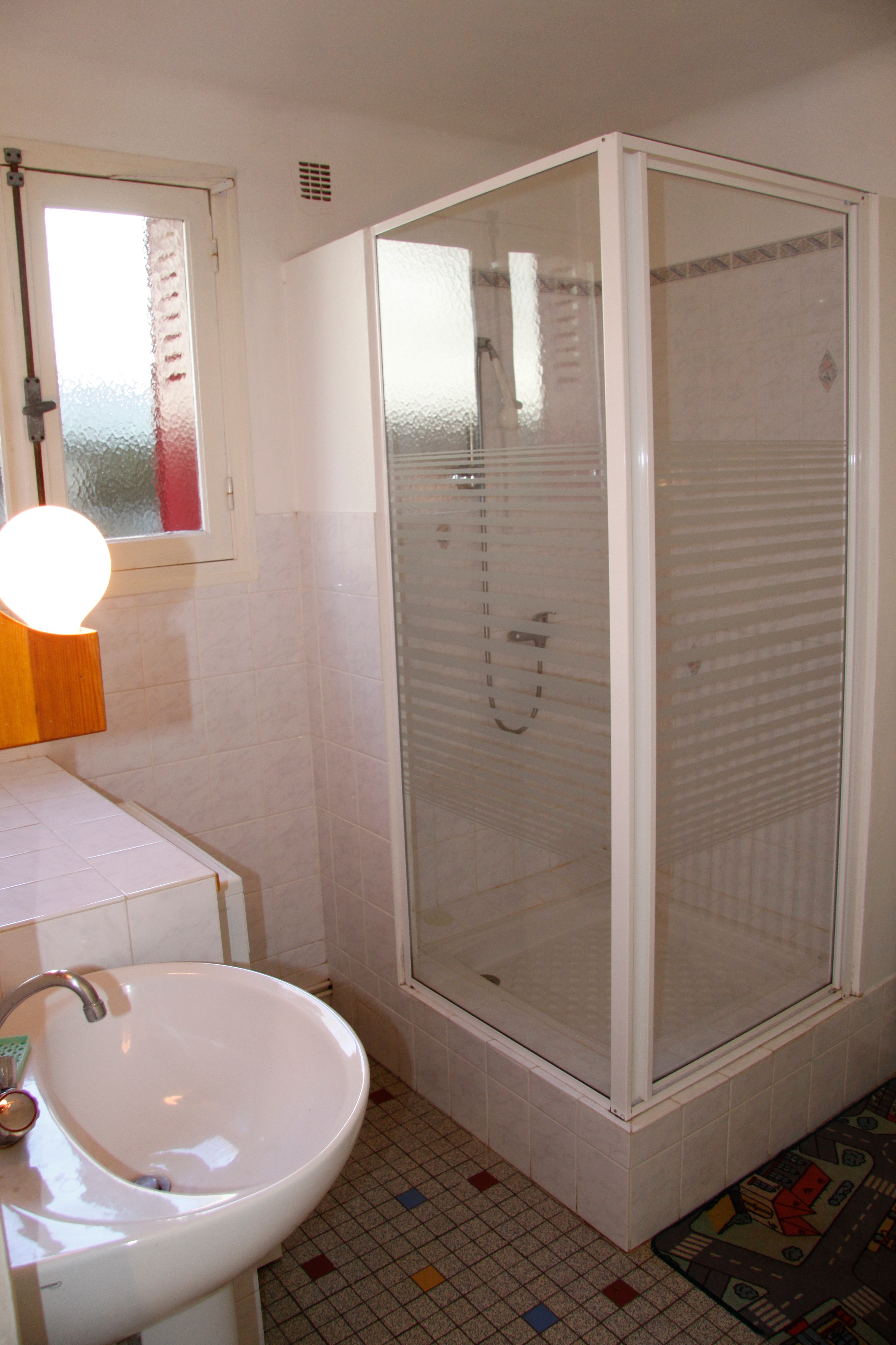 salle d'eau avec cabine douche