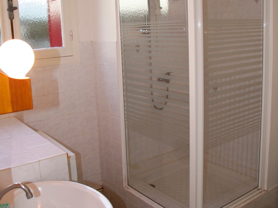 salle d'eau avec cabine douche