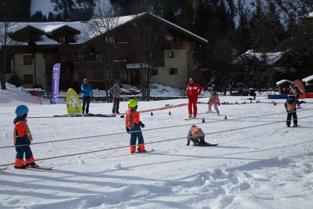L'école de ski ESF devant la Ferme de Pralognan