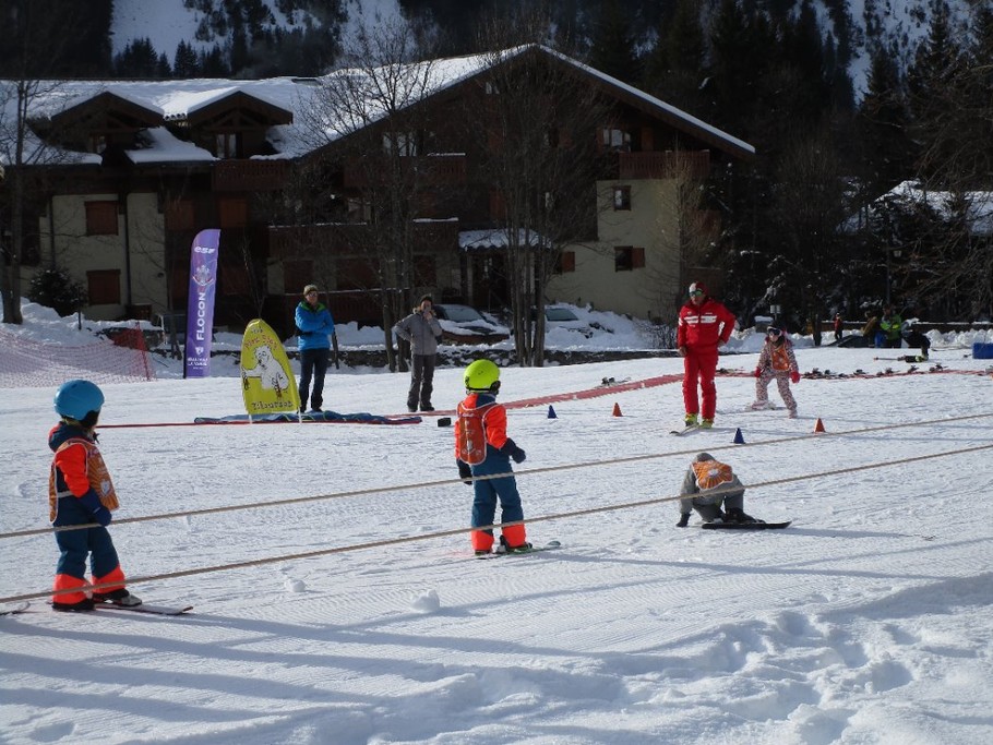 L'école de ski ESF devant la Ferme de Pralognan