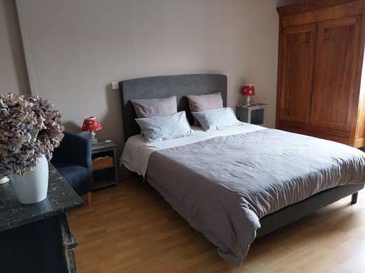 Bols et Bobines, bed and breakfast, Cournon, Auvergne : La Chambre with its queen size bed