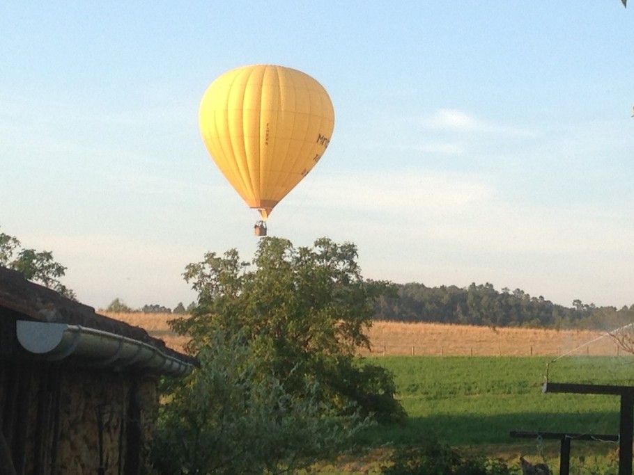 Montgolfière qui passe au dessus du gîte