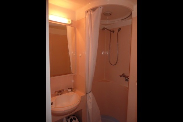 Salle de bains cabine douche - lavabo