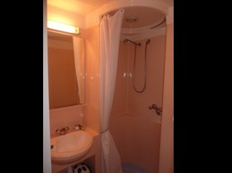 Salle de bains cabine douche - lavabo