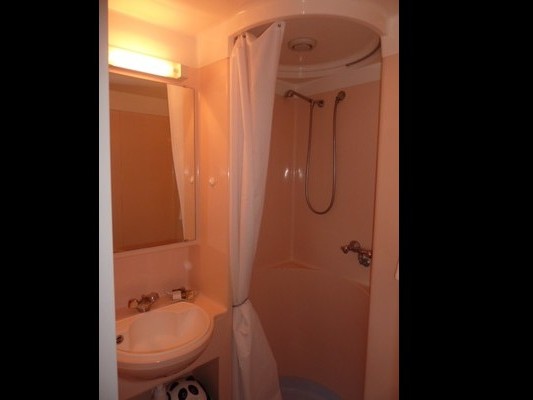 Salle de bains cabine douche - lavabo
