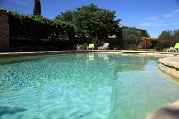 Les pieds dans l'eau au bord de la piscine