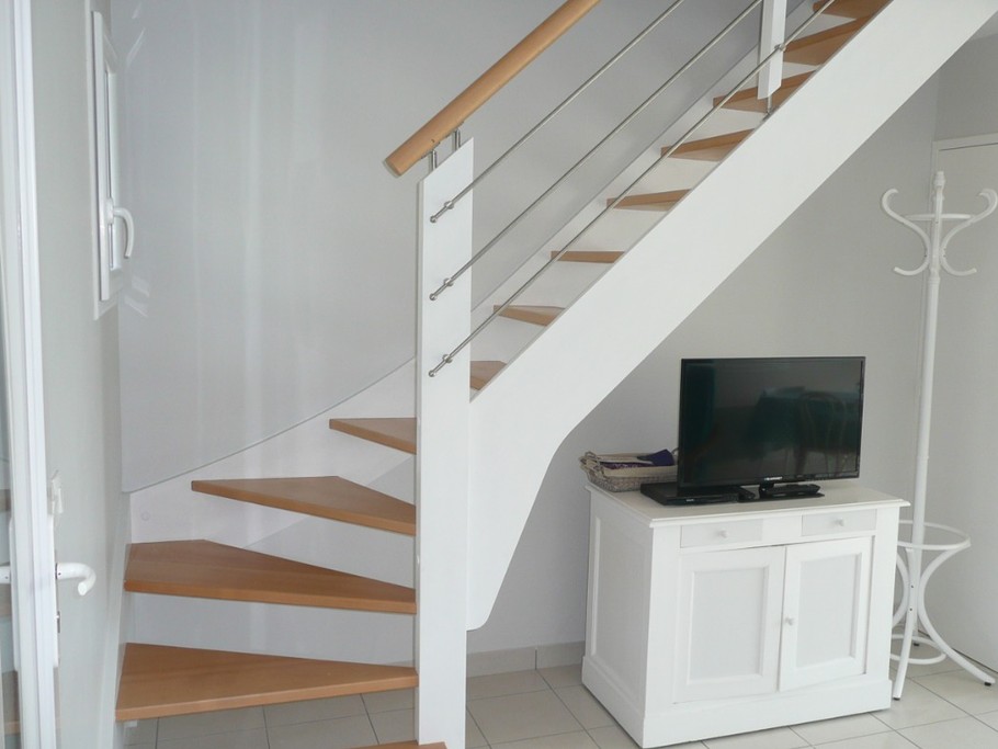 Escalier dans pièce à vivre