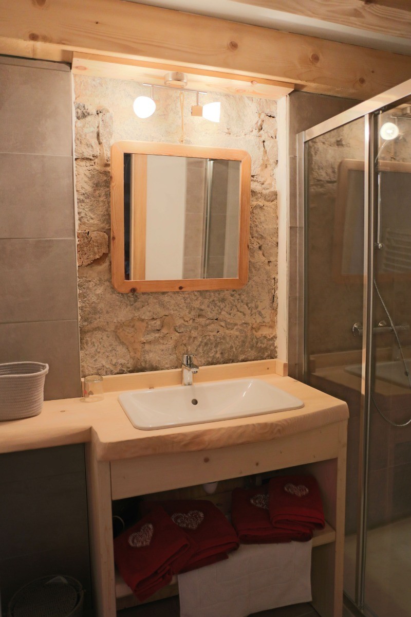 La salle d'eau - Chambre Chalet à la ferme à Cornimont