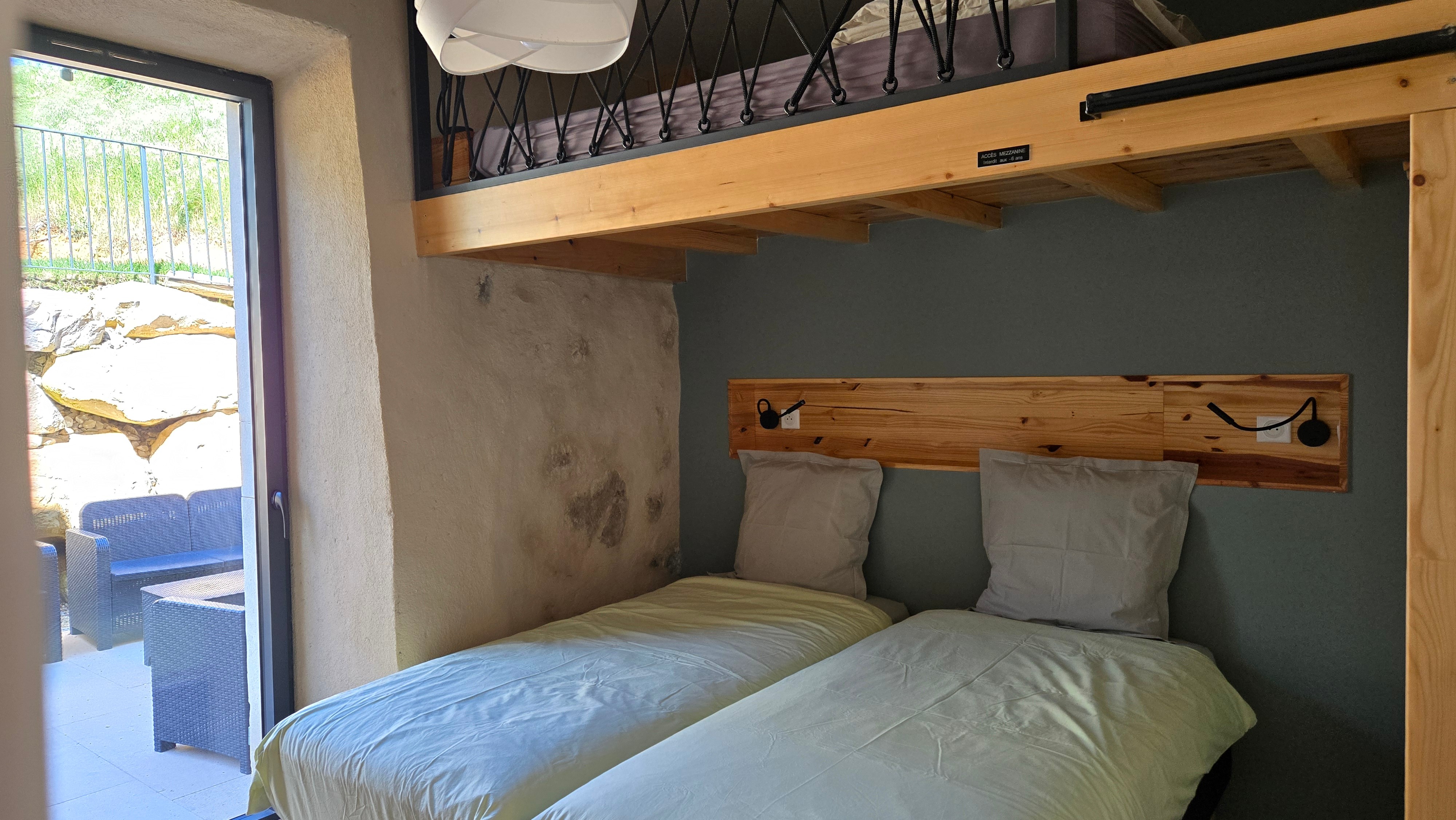 Chambre 1 : 2 Lits 90*200 (ou 1 lit 180*200) + Mezzanine (Hauteur 60) couchage 140*190