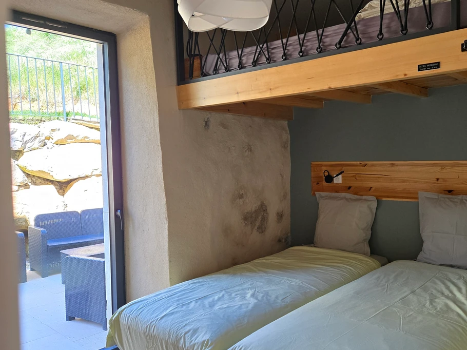 Chambre 1 : 2 Lits 90*200 (ou 1 lit 180*200) + Mezzanine (Hauteur 60) couchage 140*190