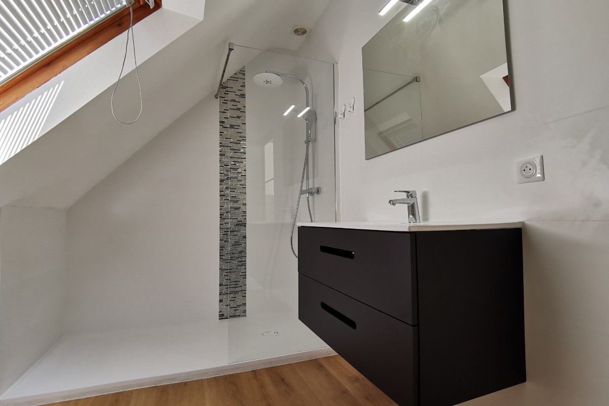 Salle d'eau avec linge de bain fourni