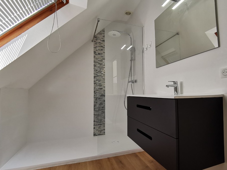 Salle d'eau avec linge de bain fourni