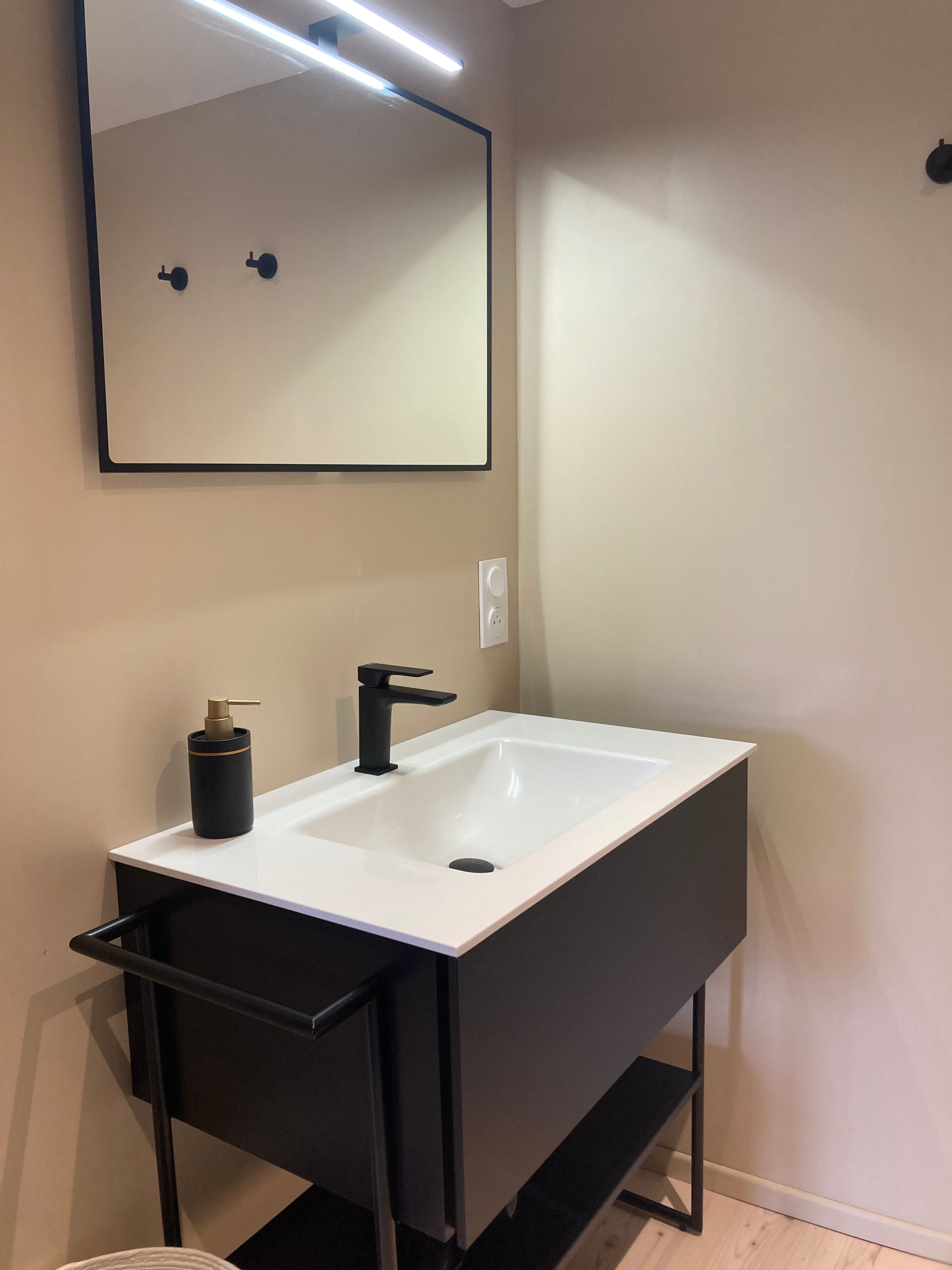 Salle d'eau et toillette communicants avec la Chambre Gédé