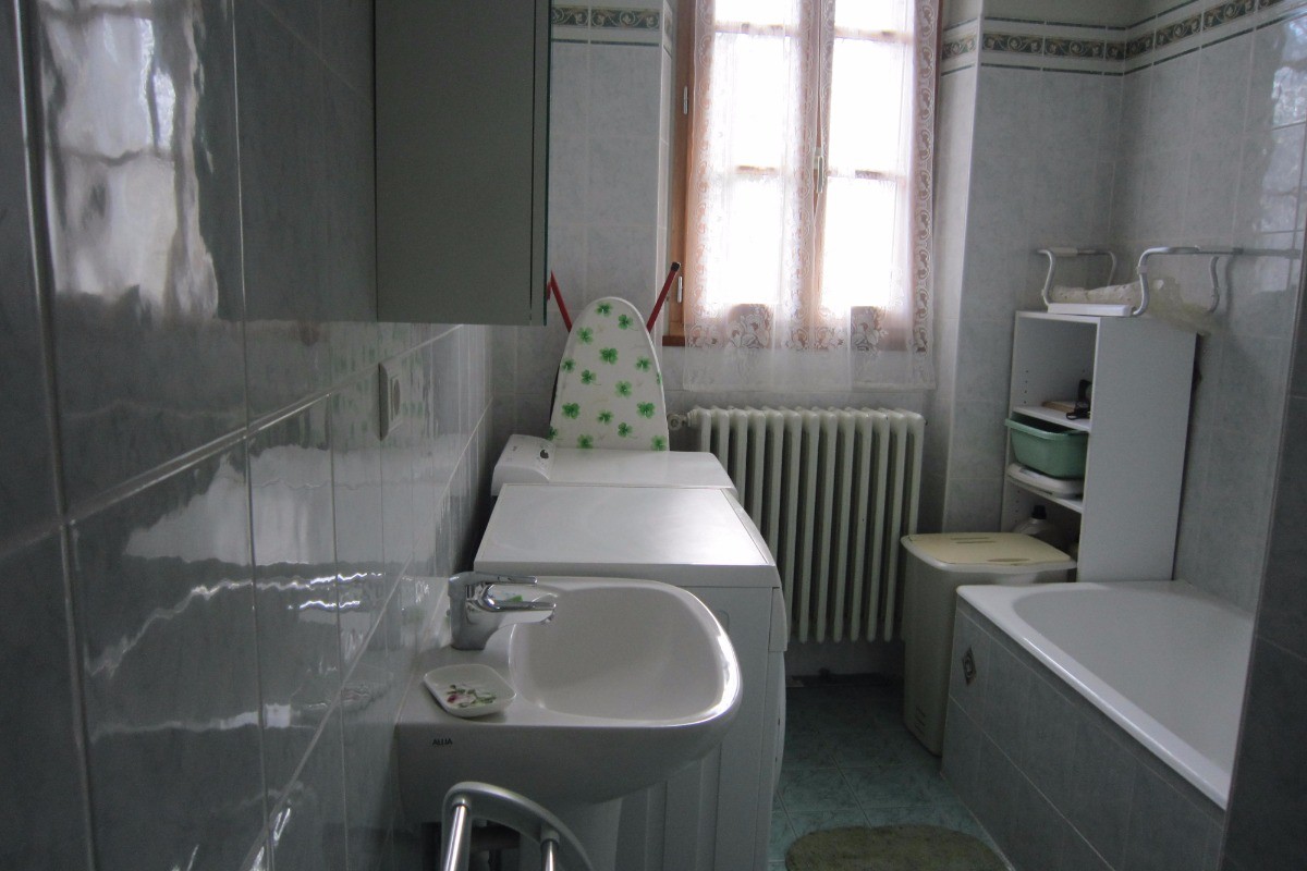 Salle de bain, 1er étage. Machine à laver, sèche linge.