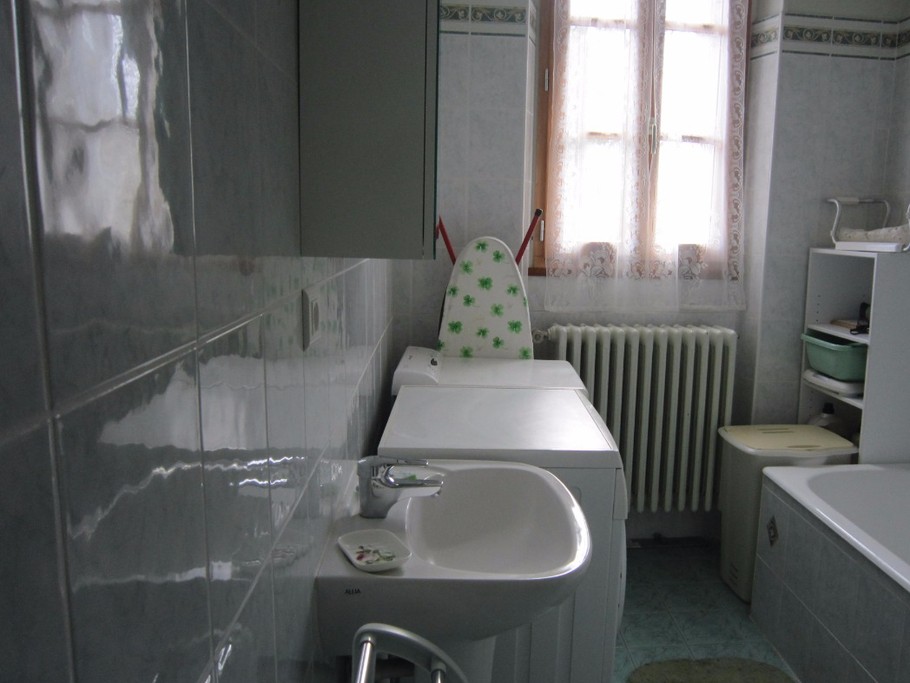 Salle de bain, 1er étage. Machine à laver, sèche linge.