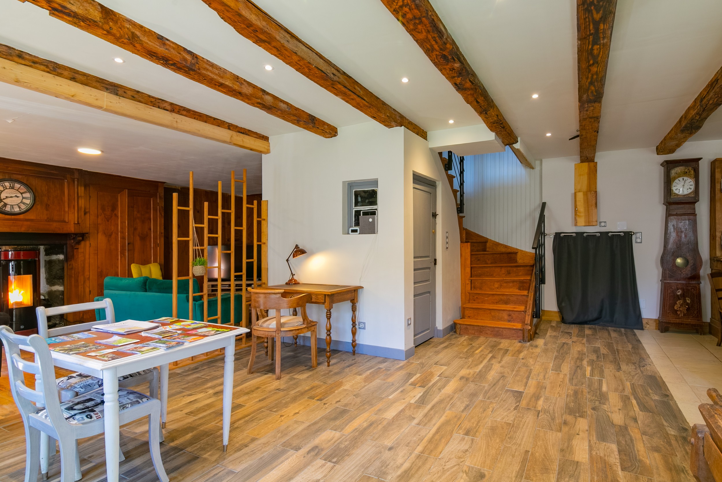 Entrance + living room