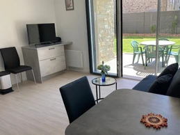 Vue intérieure donnant sur jardin privatif.