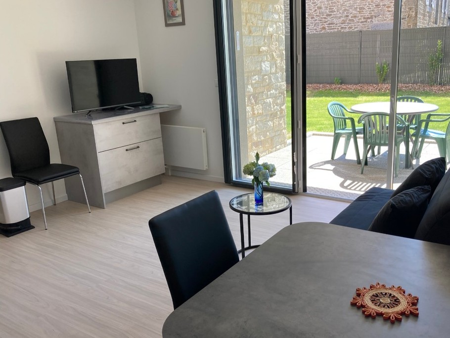 Vue intérieure donnant sur jardin privatif.